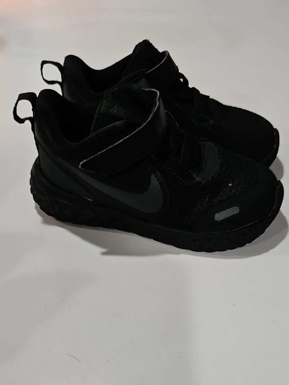 Nike Revolution 5 Black Low-Top Sneakers with Velcro Strap Sz 7c